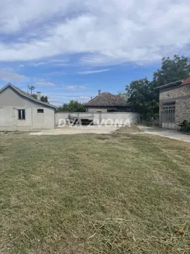 Pogled na dvorište i pomoćne objekte. - image 6