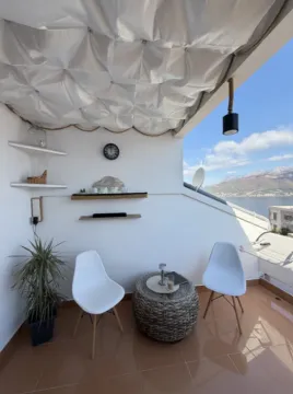 Namješten balkon sa garniturom za sjedenje i pogledom na more. - image 3