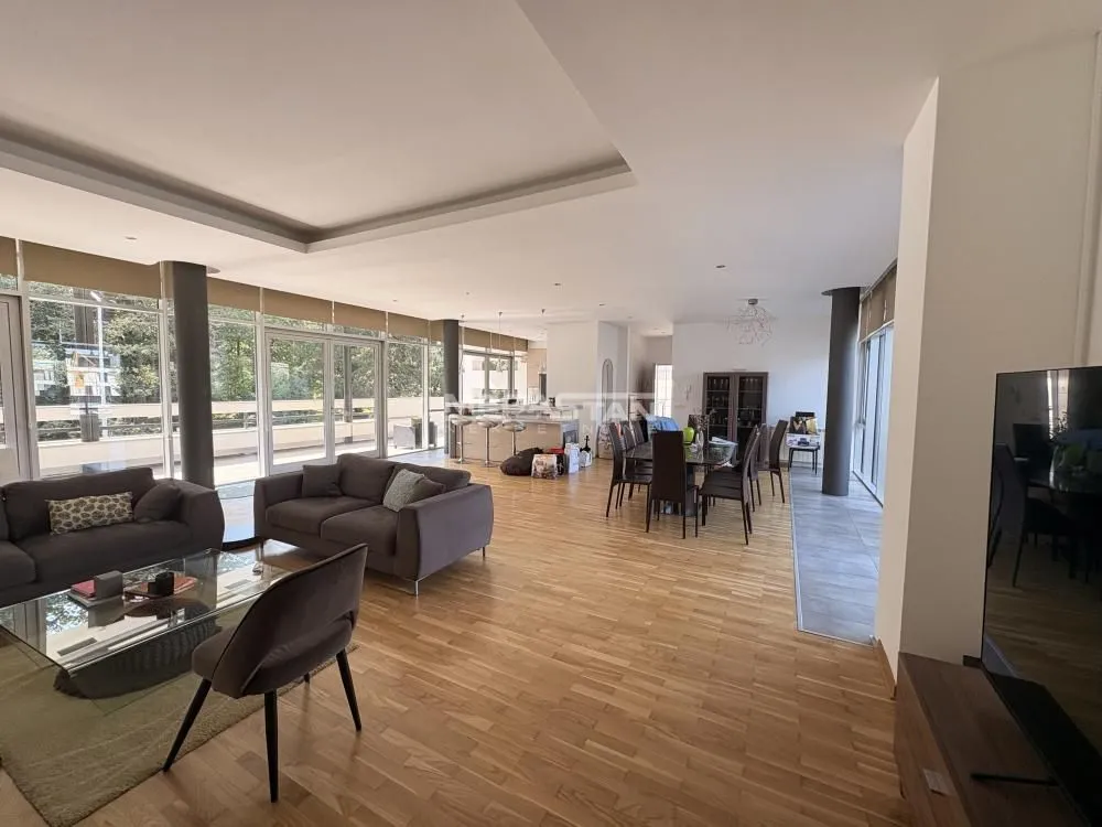 Izdavanje, četvorosoban stan, 220m², Savski Venac, Beograd
