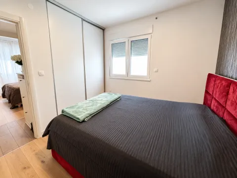 Spavaća soba sa bračnim krevetom, ugradnim plakarom i prozorom. - image 14