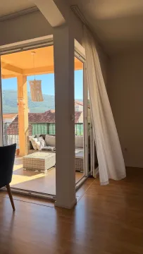 Pogled iz svijetlog enterijera na namještenu terasu sa garniturom za sjedenje. - image 18