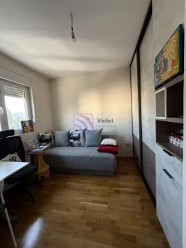 Manja spavaća soba sa krevetom na razvlačenje, radnim stolom i velikim ugradnim garderoberom. - image 9