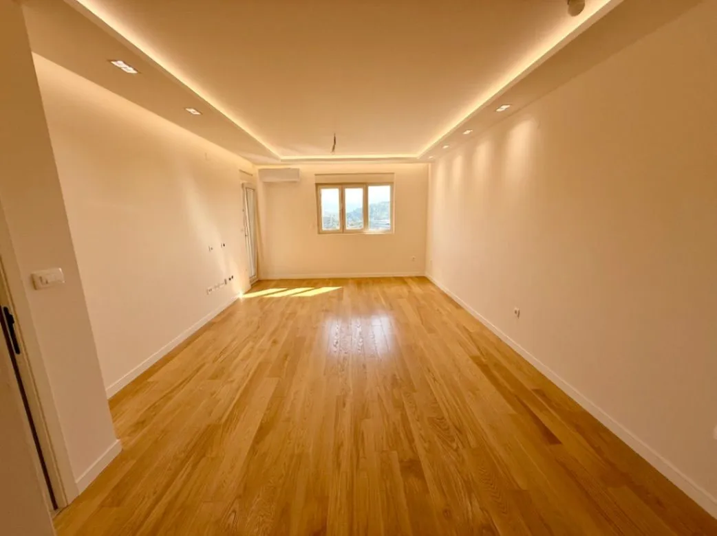 Izdavanje, trosoban stan, 100m², Central Point, Podgorica