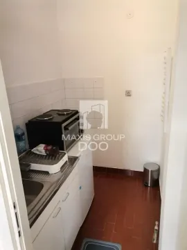 Manja kuhinja sa sudoperom, mini šporetom i belim elementima. - image 6