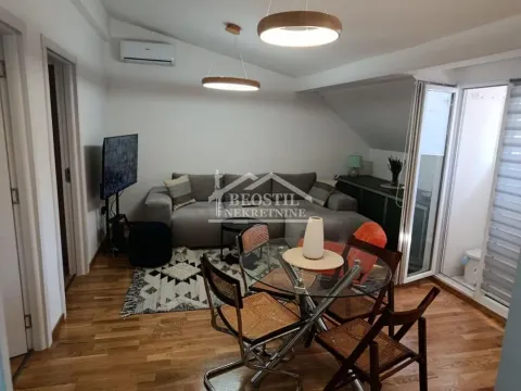 Dnevna soba sa garniturom, trpezarijskim stolom i izlazom na terasu. - image 5