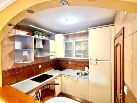 Manja opremljena kuhinja sa keramičkim pločicama i ugradnim elementima. - image 6