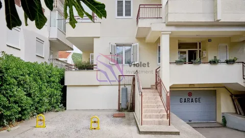 Pogled na spoljašnjost zgrade sa ulazom, stepeništem i garažom. - image 12