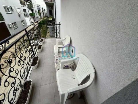 Uska terasa sa plastičnim stolicama i ukrasnim saksijama uz ogradu. - image 6