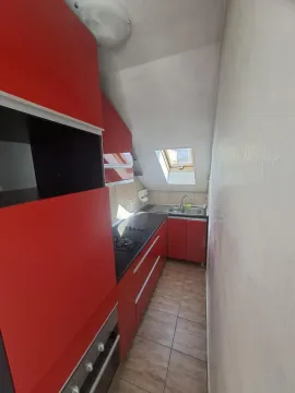 Manja kuhinja sa crvenim elementima i krovnim prozorom. - image 5