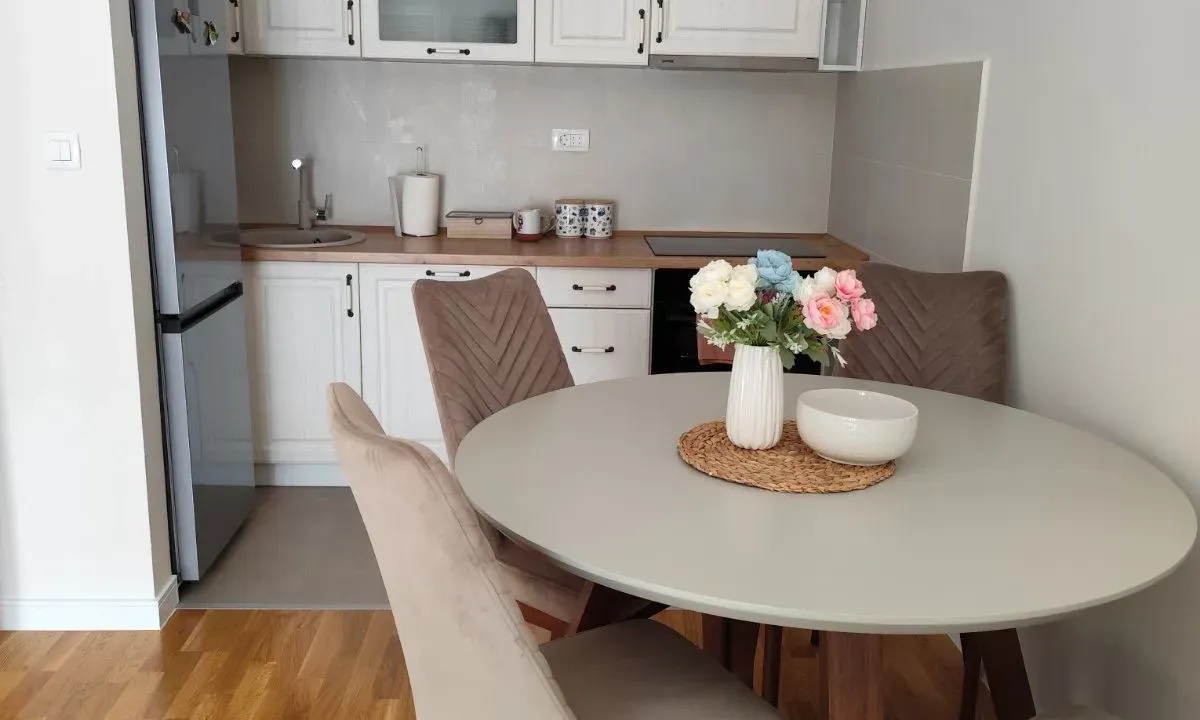 Izdavanje, jednosoban stan, 42m², Pobrežje, Podgorica