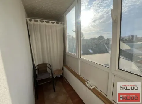 Zastakljeni balkon sa stolicom i malim stočićem. - image 9