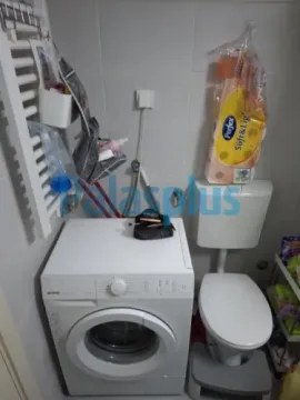 Kupatilo opremljeno toaletom i veš mašinom. - image 9