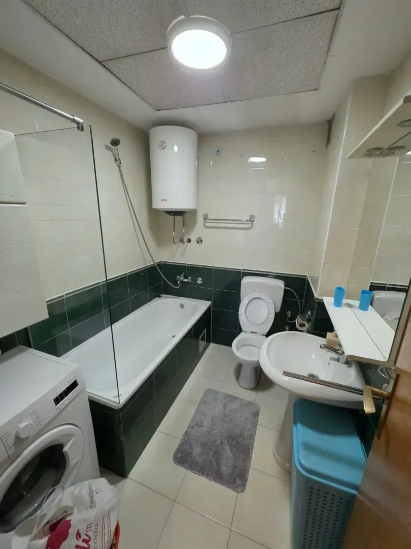 Kompaktno kupatilo sa kadom, umivaonikom i wc šoljom.