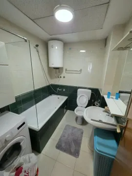 Kompaktno kupatilo sa kadom, umivaonikom i wc šoljom. - image 10