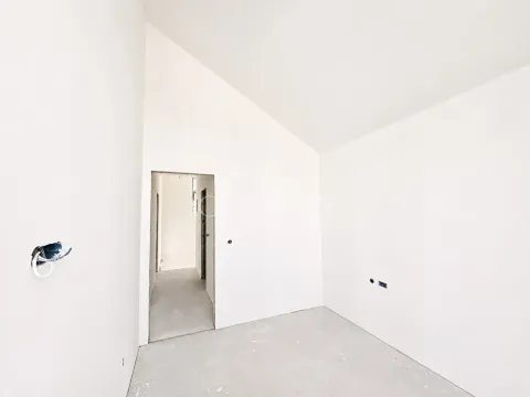 Pogled na neopremljenu prostoriju u fazi renoviranja. - image 11