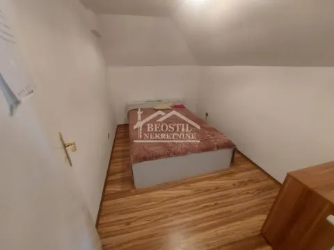 Manja spavaća soba sa bračnim krevetom i kosim plafonom. - image 3