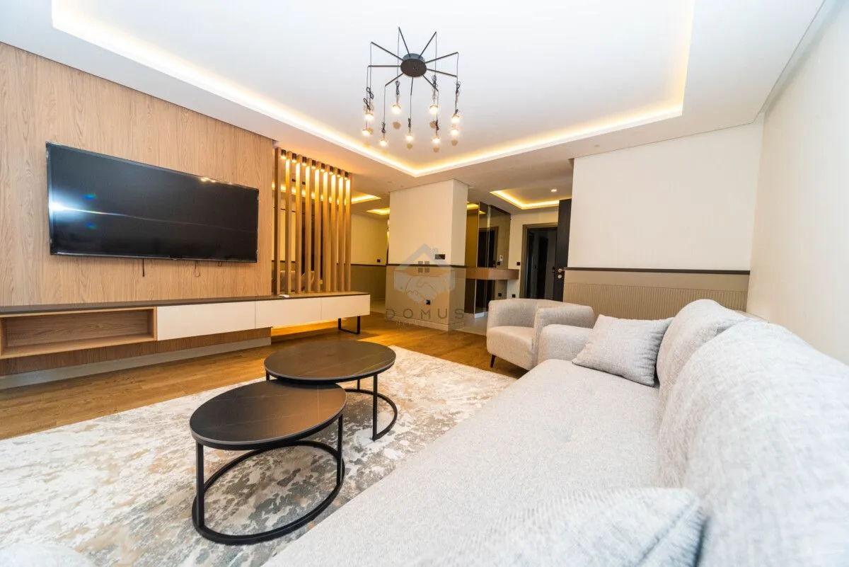 Izdavanje, kuća, 280m², Stari Aerodrom, Podgorica