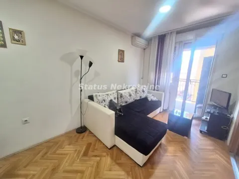 Dnevna soba sa garniturom, parketom i izlazom na terasu. - image 8