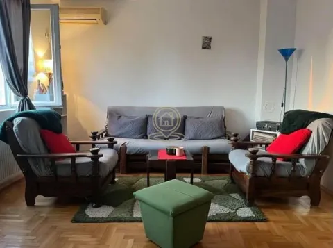 Dnevna soba sa garniturom za sedenje, foteljama i drvenim stočićem. - image 3