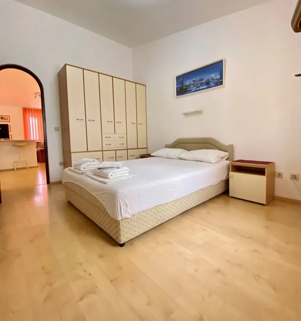 Izdavanje, dvosoban stan, 80m², Gospoština, Budva