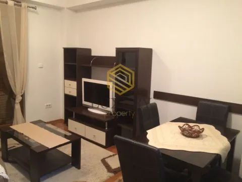 Dnevna soba sa garniturom i trpezarijskim stolom. - image 5