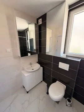 Moderno opremljeno kupatilo sa umivaonikom, WC šoljom i velikim ogledalima. - image 11