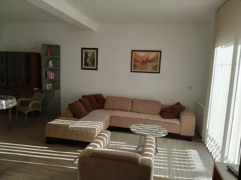 Izdavanje, dvosoban stan, 60m², Zelenika, Herceg Novi - image 1