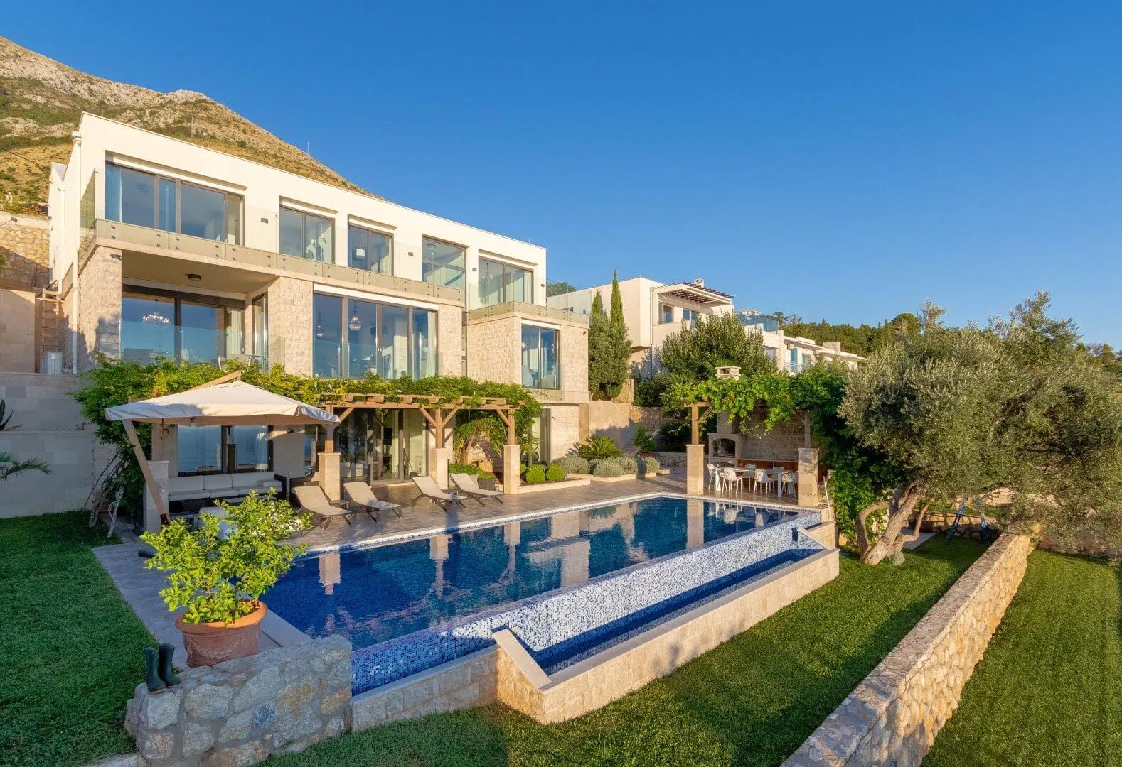 Sale, house, 550m², Reževići, Budva