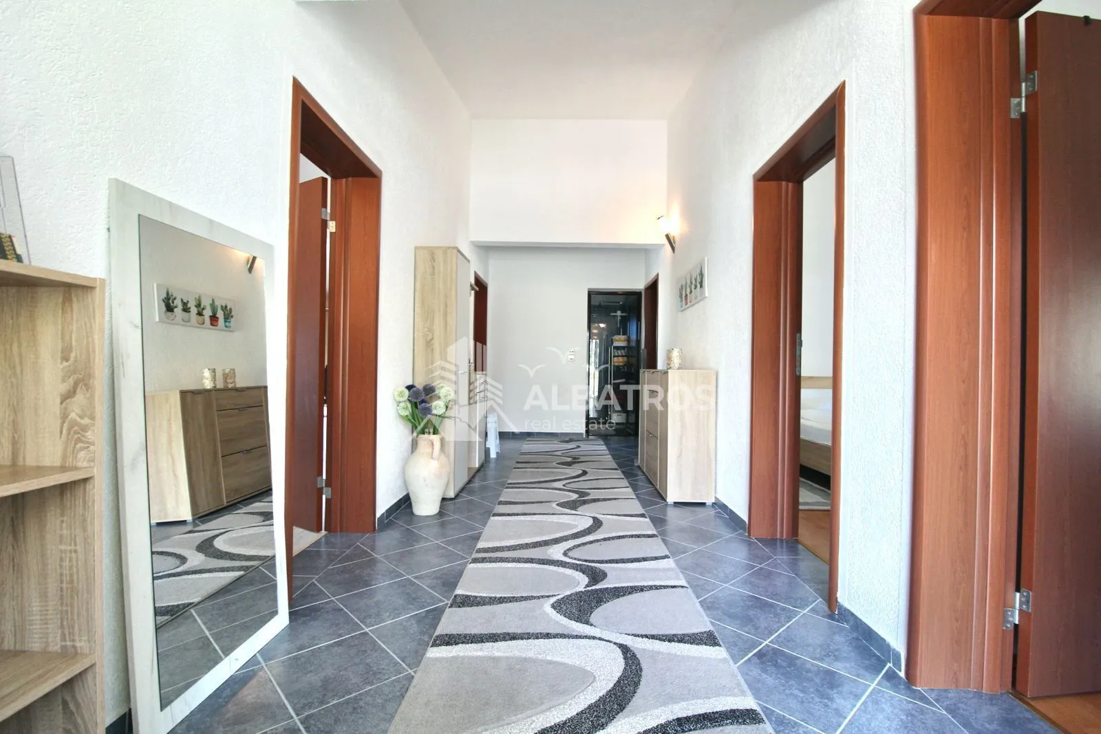 Izdavanje, trosoban stan, 130m², Čeluga, Bar