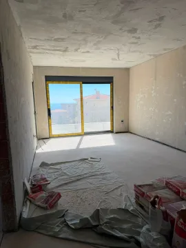 Prazna prostorija u izgradnji sa građevinskim materijalom. - image 2