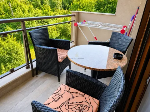 Namješten balkon sa garniturom za sjedenje i pogledom na zelenilo. - image 5