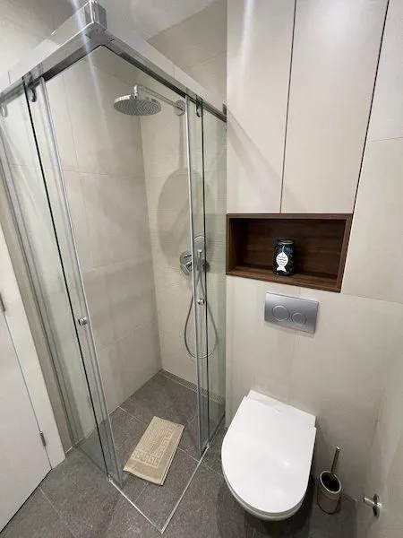 Modernly equipped bathroom with a walk-in shower and built-in sanitaryware.