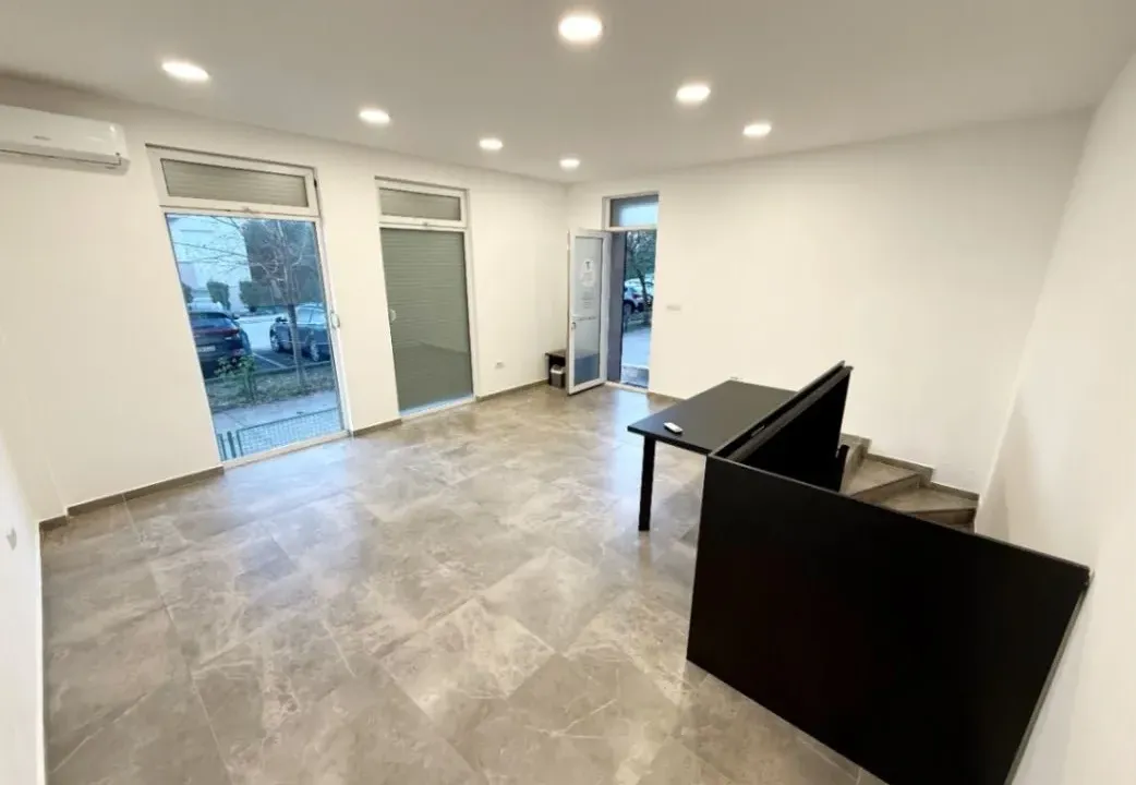 Izdavanje, poslovni prostor, 56m², Blok 9, Podgorica