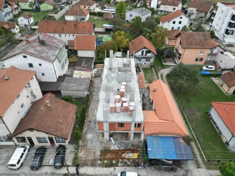 Pogled iz vazduha na gradilište i okolne kuće u naselju. - image 2