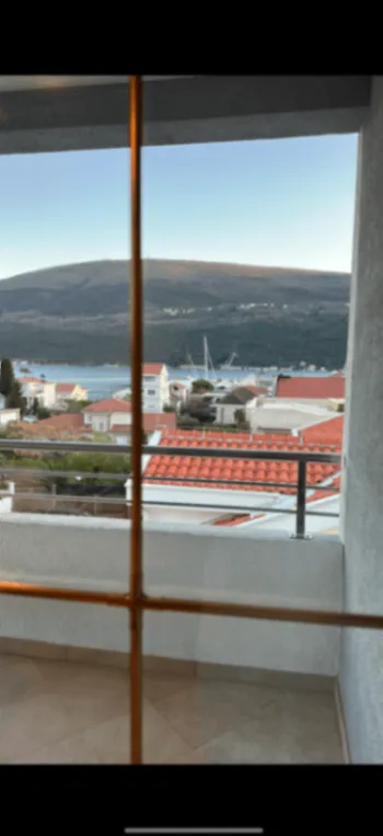 Izdavanje, dvosoban stan, 62m², Đenovići, Herceg Novi