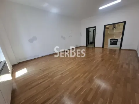 Empty living room with parquet flooring and a view of the kitchen. - image 3