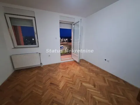 Prazna soba sa parketom, prozorom i izlazom na terasu. - image 2