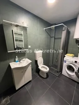 Savremeno opremljeno kupatilo sa tuš kabinom i veš mašinom. - image 8
