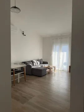 Dnevna soba sa garniturom i trpezarijskim stolom. - image 3