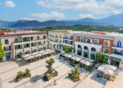 Pogled iz vazduha na popločani trg sa restoranima i okolnim zgradama. - image 6