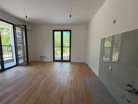 Prazna soba sa parketom i izlazom na balkon i terasu. - image 2