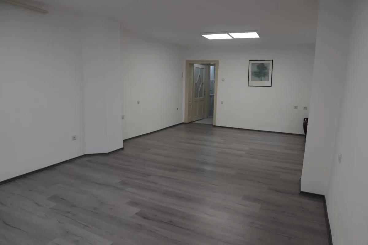 Izdavanje, poslovni prostor, 120m², Centar, Niš