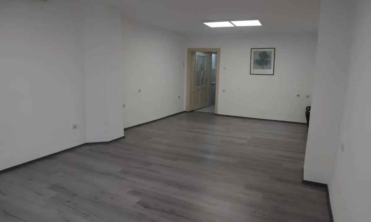 Izdavanje, poslovni prostor, 120m², Centar, Niš