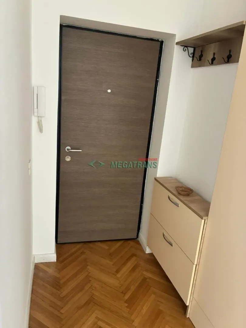 Izdavanje, trosoban stan, 74m², Centar, Novi Sad