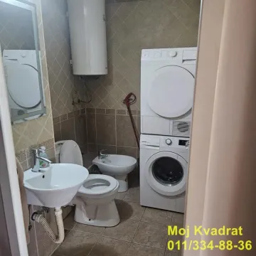 Manje kupatilo sa sanitarijama, bojlerom i mašinama za veš. - image 7