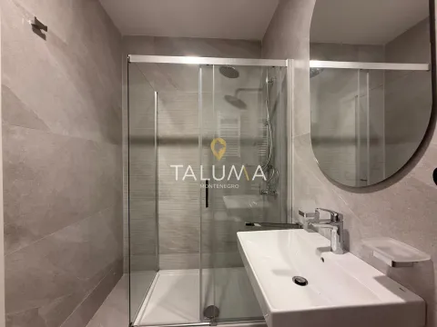 Savremeno opremljeno kupatilo sa tuš kabinom i umivaonikom. - image 5