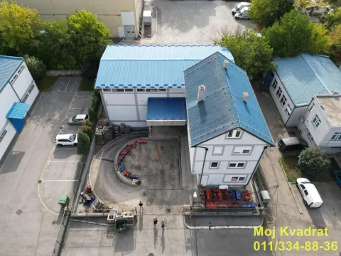 Aerial view of the commercial building with courtyard and parking. - image 18