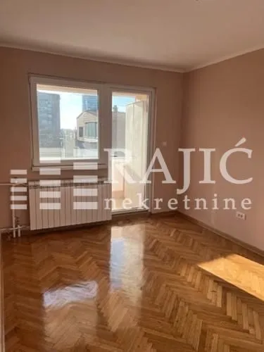 Empty room with parquet flooring and access to the terrace.