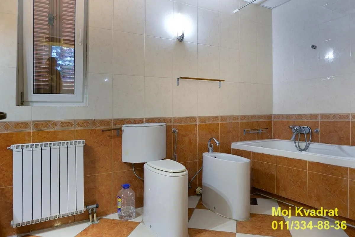 Kupatilo opremljeno sanitarijama, kadom i radijatorom.