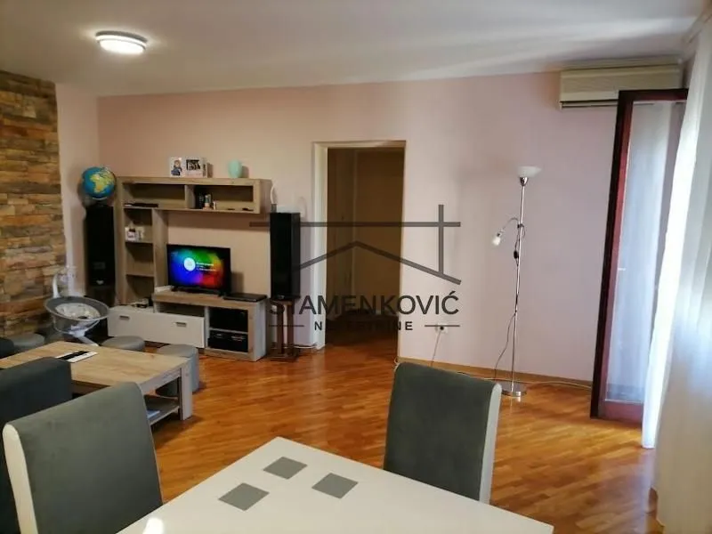 Prodaja, trosoban stan, 71m², Salajka, Novi Sad Sve Podlokacije